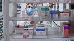 Una foto de archivo de un farmac�utico abriendo un caj�n con antibi�ticos.