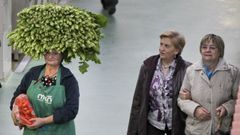 SE�ORA CON UN MANDO DE GRELOS EN EL MERCADO DE SAN AGUSTIN