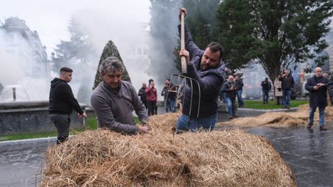 As� fue la tractorada en Oviedo convocada por URA, USAGA, COAG y ASAJA contra el acuerdo de libre comercio entre la Uni�n Europea y los pa�ses del Mercosur