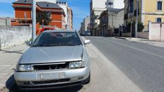 Este veh�culo, con m�ltiples da�os y sin matr�cula, lleva mucho tiempo estacionado�en el acceso principal a Foz desde Vilaxoane