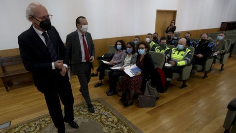 Los fiscales Fernando Suanzes y Bartolomé Vargas, este viernes antes de la reunión de trabajo con representantes de la DGT, de la Guardia Civil y de las policías locales de Galicia.
