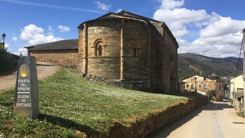 Iglesia de Santiago, en Villafranca, en cuyo lateral est la Puerta del Perdn