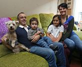 Jos� Mar�a Garc�a y Esperanza Grela, con sus hijos Pablo y Candela, y su perra Lola, en su piso. 