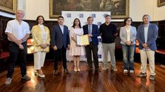 Firma este s�bado del convenio entre Gobierno central y USC para crear la nueva C�tedra de Memoria Democr�tica. En el centro, la rectora Rosa Crujeiras y el secretario de Estado Fernando Mart�nez, flanqueados por el delegado del Gobierno en Galicia, Pedro Blanco (izquierda) y el historiador Emilio Grand�o (derecha)