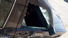 El coche de una empresa de cobros de deudas destrozado en Agui�o, Ribeira