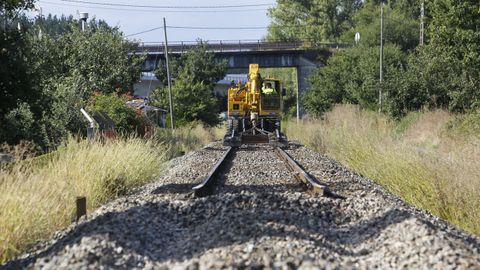 Imagen de archivo de la retirada de la vieja vía del tren en A Pobra de San Xiao tras la apertura de la variante de la futura línea del AVE entre Ourense, Monforte y Lugo