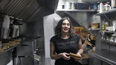Para Luz Rosendo lo más importante en la cocina es «la lentitud y el mimo». Dos ingredientes esenciales para lograr el resultado exquisito que obtiene en el Acio, en el casco histórico de Ourense. Un local en el que no existen las patatas de bolsa. Si se le antojan a algún niño, se le hacen en el momento.