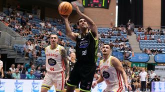 Jacobo D�az, ante Toms Leimanis y Jan Z�dek durante la primera semifinal de la Copa Galicia.
