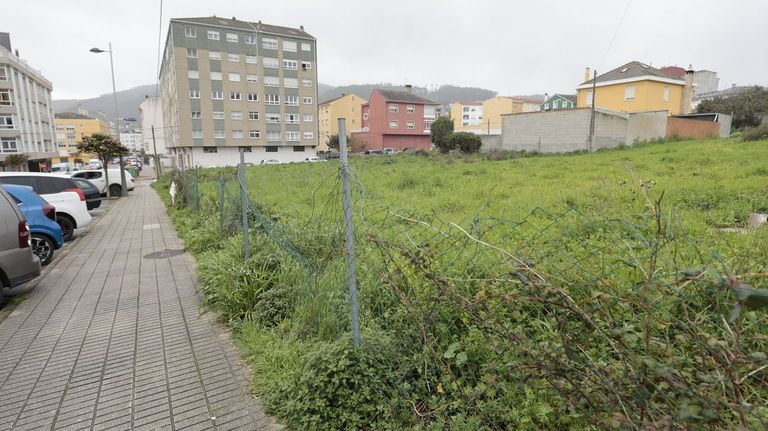 Uno de los solares que figuran en el listado de nueve est� en la calle Rosal�a de Castro