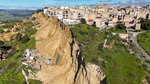 El deslizamiento de tierras amenaza uno de los barrios de Niscemi.