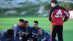 Los jugadores Engonga, Hierro, Guardiola y Fran, junto a Camacho en un entrenamiento en el Parador del Saler.