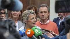  La vicepresidenta segunda, ministra de Trabajo y promotora de la plataforma electoral Sumar, Yolanda Daz (c), atiende a los medios de comunicacin durante su visita este jueves al concejo asturiano de Mieres para conocer los trabajos de transformacin del pozo minero de Santa Brbara en un centro cultural y participar en un acto pblico de IU-Convocatoria por Asturias.