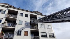 Los Bomberos del Eume, con sede en As Pontes, utilizaron el veh�culo escalera para acceder al piso a trav�s de una ventana