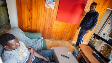 Yaya ve la tele en el sal�n de su casa en Bueu, junto a Sega