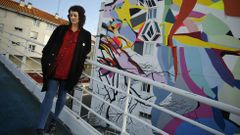 Paula Fraile, junto al mural que realiz� en una vivienda pr�xima al punte de A Pasaxe