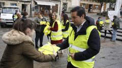 Subdelegación del Gobierno, DGT, Tráfico y Concello repartieron chalecos reflectantes a peatones en la presentación de la campaña, en la Praza Maior de Viveiro