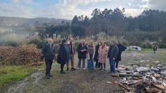 Los representantes del BNG, este jueves junto a la�parcela donde se acumulan los residuos asf�lticos