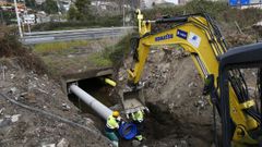 Trabajos bajo la AP-9 en Pontevedra para renovar la canalizaci�n de agua