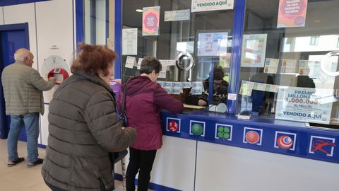 A la derecha, el cartel del premio dado por la Administraci�n de Loter�as N�mero 1 de Burela, esta ma�ana ya colgado en el expositor