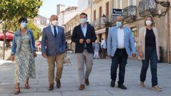 Gonzalo Caballero, en el centro, acompa�ado por Tom� y concejales del gobierno local