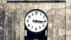 El reloj de la iglesia de Santo Tomás, en Caldas de Reis, está situado en el campanario