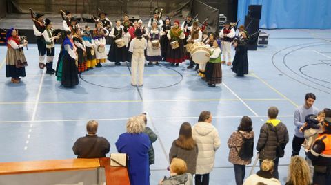 Actuacin de cantareiras, pandereteiras y gaiteiros de las escuelas del Padroado da Cultura de Narn.