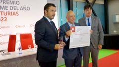 Daniel Gonz�lez,  presidente de la C�mara de Comercio de Avil�s; Luis Fern�ndez Vega, director m�dico del Instituto Oftalmol�gico Fern�ndez Vega, y Borja S�nchez, consejero de Ciencia