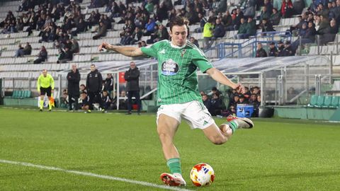 Sal Garca preparado para centrar en A Malata. 