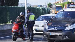 Agentes de la Polica Nacional realizan controles de movilidad en Cantabria