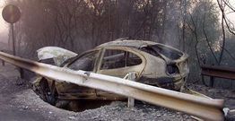 Coche en el que viajaban las dos mujeres que murieron en el incendio de agosto del 2006.