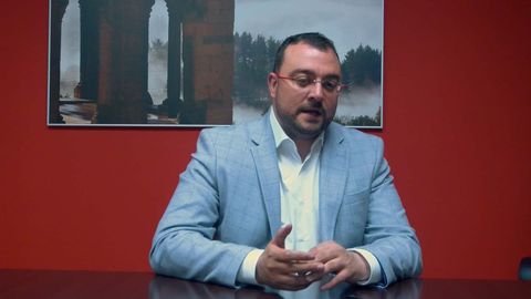 Entrevista a Adri�n Barb�n, candidato del PSOE