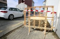 La rotura de la tuber�a oblig� a abrir cuatro metros de acera en plena traves�a