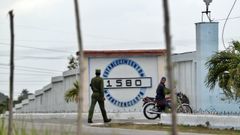 Fuerzas militares de Cuba custodian el acceso al Establecimiento Penitenciario 1580, en La Habana