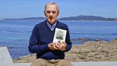 O investigador mario e escritor Alberto Gonzlez-Garcs posa cun exemplar do seu novo libro.