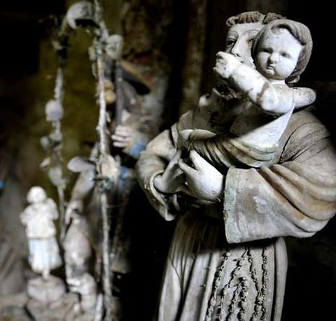 Las im�genes religiosas no se retiraron y est�n deterioradas. 