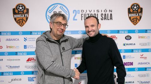 El presidente del Reyco Burela FS, Jos� Luis S�ez (izquieda), acompa�� a Juanma Marrube en su presentaci�n oficial como nuevo entrenador del conjunto masculino de la entidad. 
