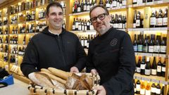 Andr�s �lvarez Barreiro, de O Forneiro, cuyo obrador est� situado en San Cibrao (Cervo), este mi�rcoles en Casa Chao, de Viveiro, ultramarinos que tambi�n vende su pan artesano
