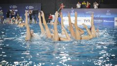 El equipo nacional de nataci�n art�stica realiza un ejercicio en la piscina R�as do Sur