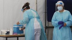 Preparaci�n de material para la realizaci�n de pruebas PCR en una de las carpas del Novoa Santos, en foto de archivo