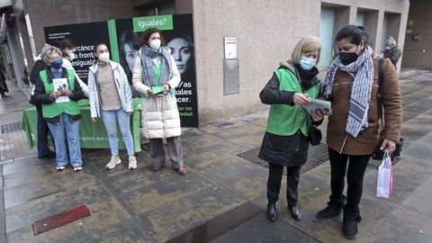 Mesa informativa de la AECC en Pontevedra, este viernes