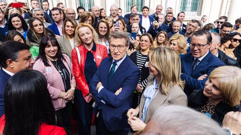 El presidente del PP,  Alberto Nez Feijoo, durante un encuentro concejales en los exteriores del Senado