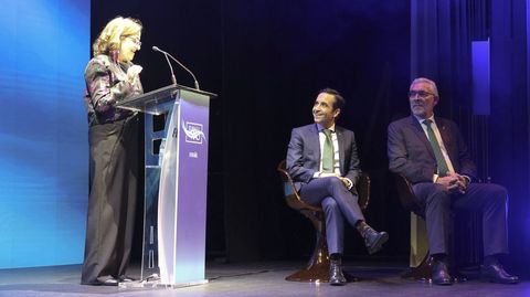 Esperanza Pi�eiro durante su discurso, en presencia de los alcaldes de Ferrol, Jos� Manuel Rey, y Lugo, Miguel Fern�ndez.