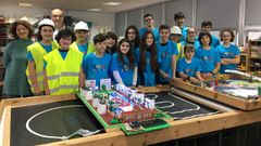 El equipo del Atios de Valdovi�o con la maqueta de su proyecto de plaza urbana que presentar�n en la First Lego League