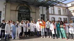 Concentracin de mdicos, este viernes, en la entrada del Hospital Provincial de Pontevedra, coincidiendo con la jornada de huelga; en Montecelo hubo otra 