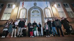 Un grupo de madres y padres de alumnos del CEIP Froebel, de Pontevedra, delante del colegio