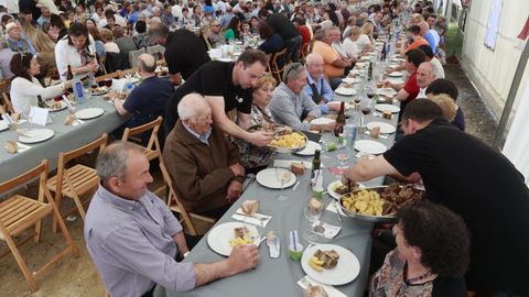 Xantar popular celebrado en L�ncara en el 2023, durante la Feira Degustaci�n da Tenreira Galega