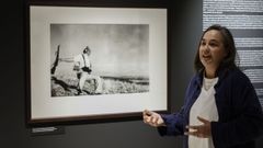 La presidenta de Magnum, la fotógrafa alicantina Cristina de Middel, en una imagen de archivo junto a la mítica foto «Muerte de un miliciano» tomada por Capa el 5 de septiembre de 1936.