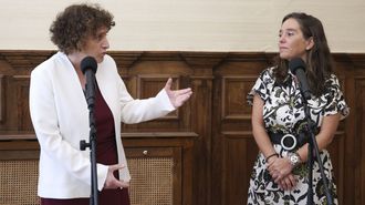 Goretti Sanmart�n (BNG) e In�s Rey (PSOE) en la ma�ana de este viernes en el pazo de Raxoi.