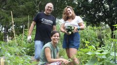 Xabier Picos, de la asociacin Picos do Sol, junto a las investigadoras Mariola Lpez Morado (de pie) y Luca Santiago Caamao