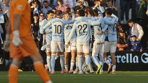 Los futbolistas del Celta, celebrando uno de los goles ante el Athletic Club en Bala�dos.